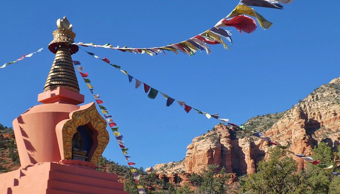 peace-flags-at-the-stupa
